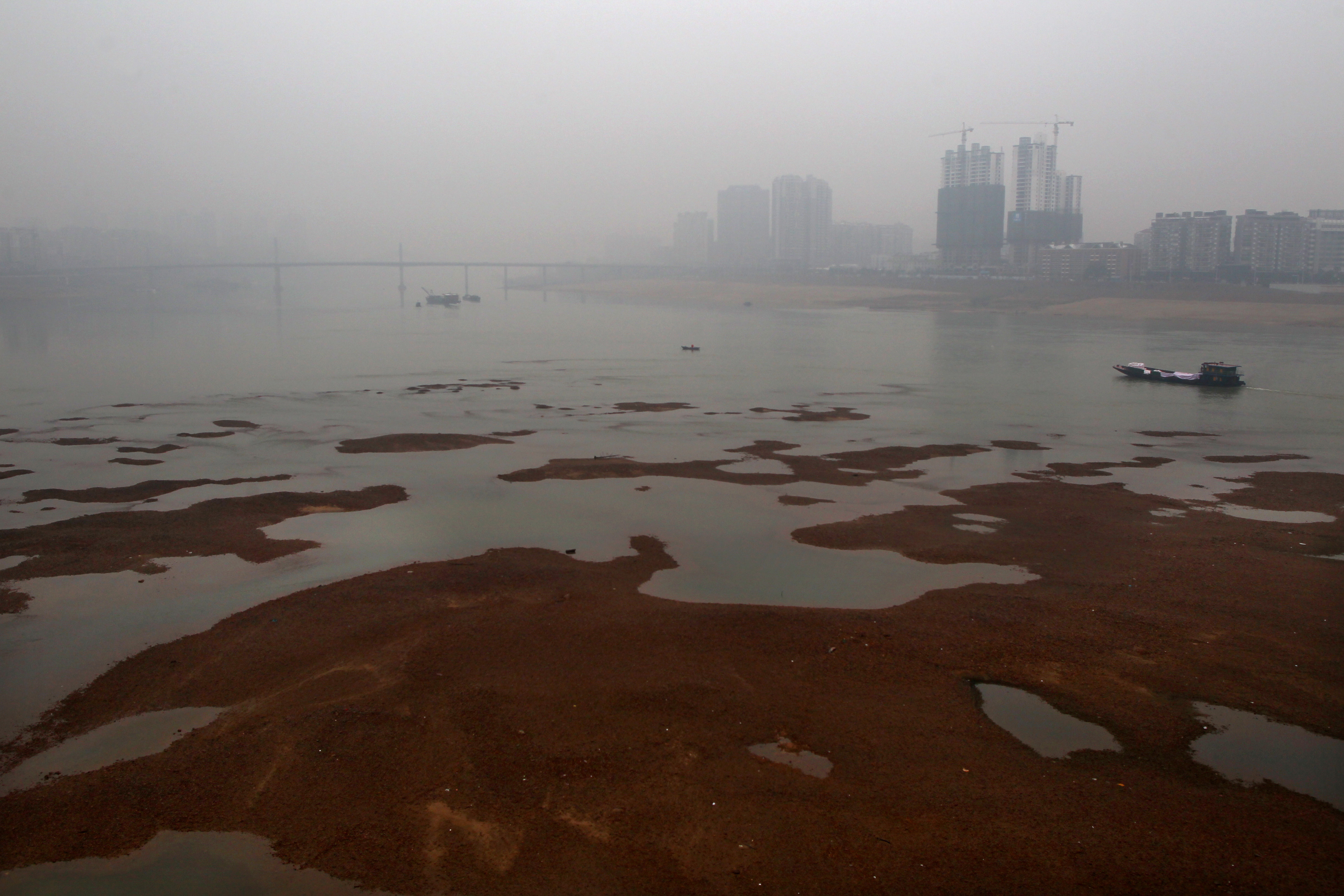»õ´¬ÐÐÊ»ÔÚÏæ½ÉÏ on Jan. 25, 2011 in ÖêÖÞ£¬ºþÄÏ province of China. Ïæ½ÊÇÈ«ÊÀ½çÖØ½ðÊôÎÛȾ×îÑÏÖØµÄÒ»Ìõ½£¬ÎÛȾԴͷ¾ÍÔÚÖêÖÞ.